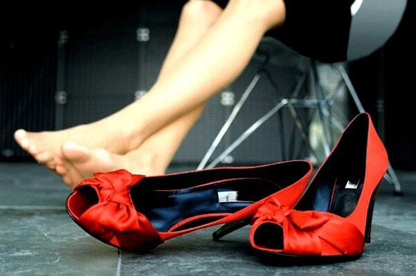 Evitar sapatos de salto alto para prevenir varizes